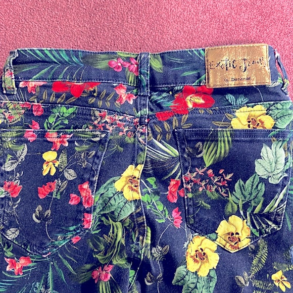 This Desigual Jean came in very vibrant colour, it is clean & in Excellent shape - Picture 4 of 6